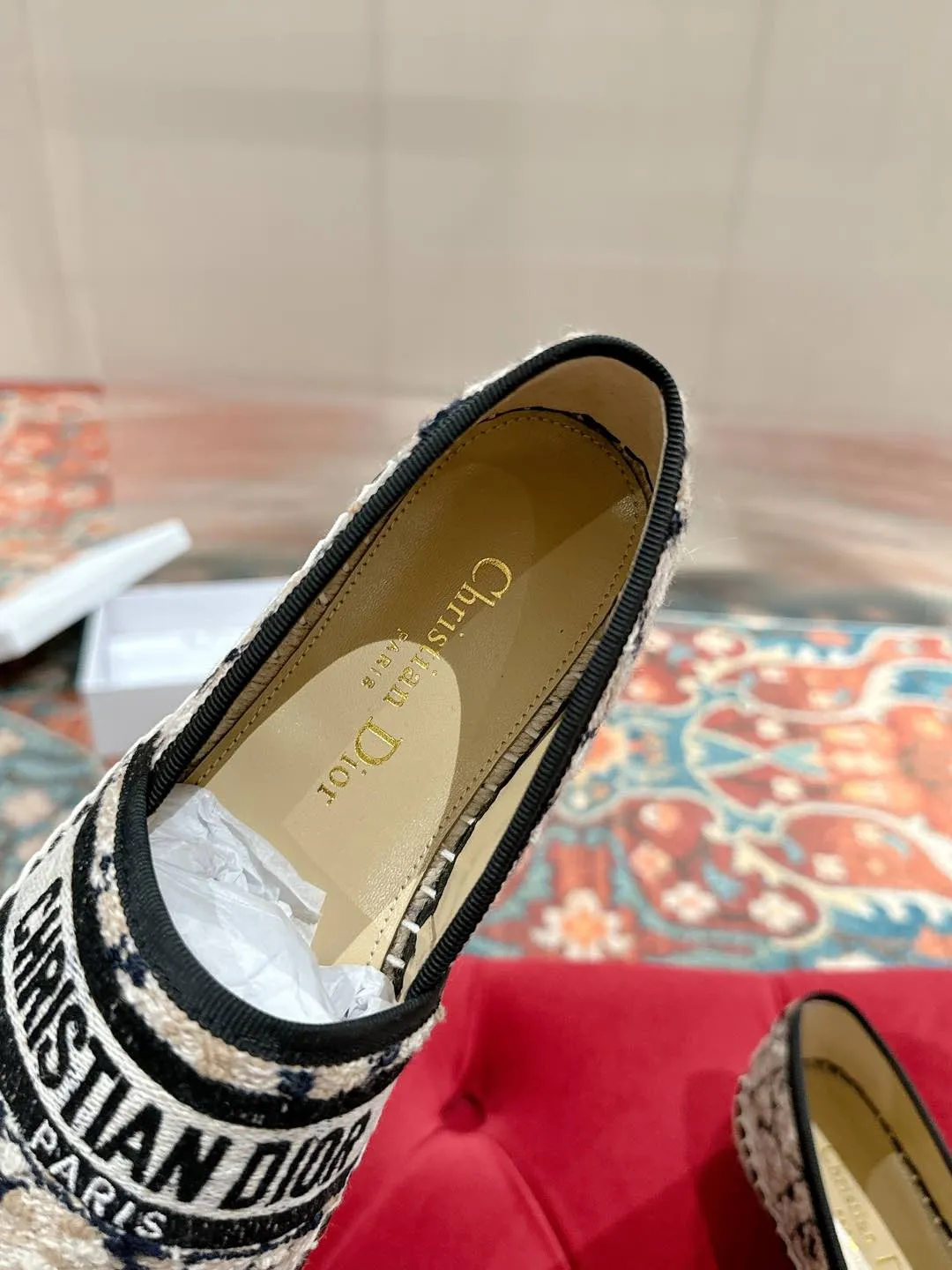 👟👟Ex-factory price 460👟👟 Dior DIOR's new popular early spring fisherman shoes 🆕 Simple, elegant and fashionable, timeless and timeless, it is a classic that will never fade away in the fashion circle, retro fisherman shoes. Original hand-woven surface, electric embroidery technology! Specific cloth surface and rubber outsole. Code number: 35-39 (40.41 customized, non-refundable)